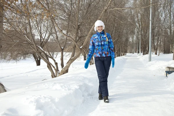 Donna felice che cammina nel parco invernale — Foto Stock