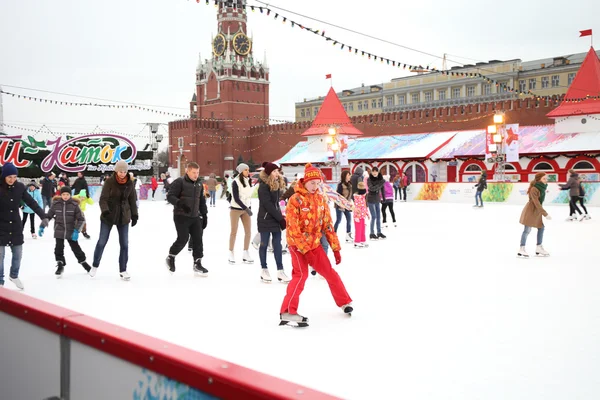 Gente patinando en la Plaza Roja —  Fotos de Stock