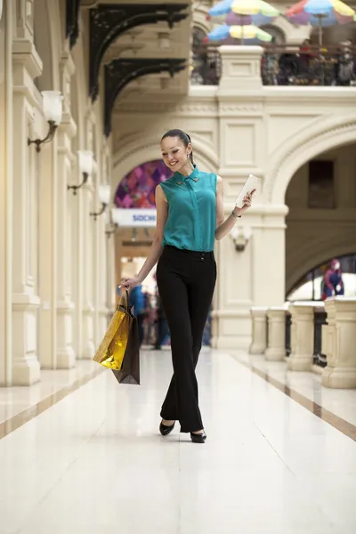 Onnellinen nuori nainen kävelee kaupassa — kuvapankkivalokuva