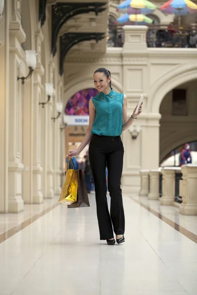 Giovane donna felice che cammina nel negozio — Foto Stock