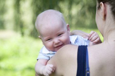 Annem ve onun küçük oğlu açık oturum 