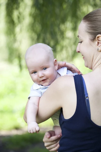 Madre y su pequeño hijo al aire libre sesión —  Fotos de Stock