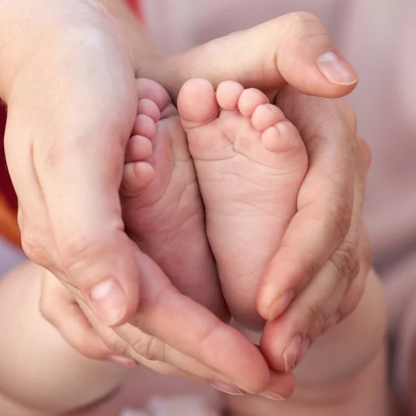 Piccole gambe del neonato — Foto Stock