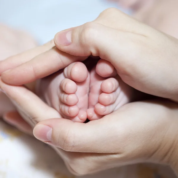 Tiny legs of newborn baby — Stock Photo, Image