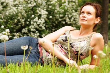 genç kadın bir yeşil çim üzerinde yalan