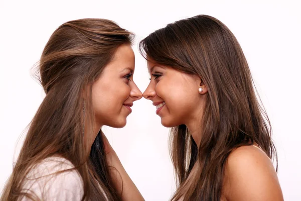 Schoonheid portret van twee mooie jonge vrouwen — Stockfoto