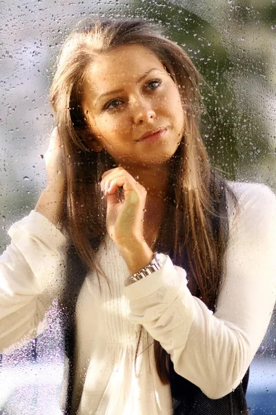 Mujer joven cerca de la ventana después de la lluvia — Foto de Stock