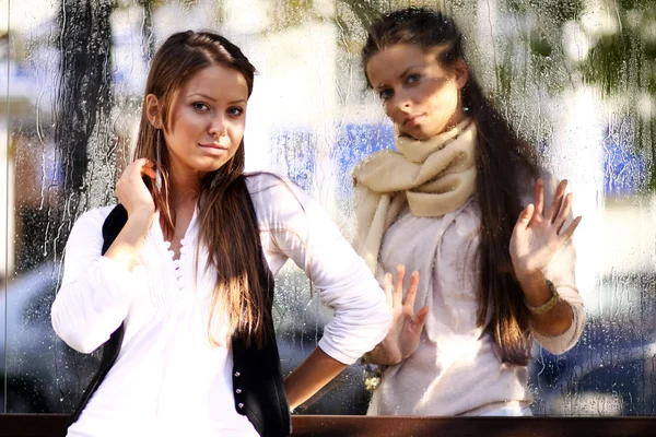 Junge Frau nach dem Regen am Fenster — Stockfoto