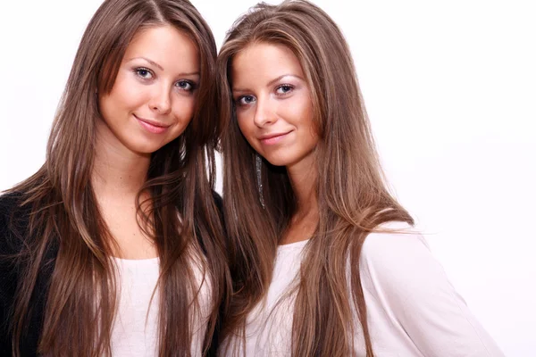 Schoonheid portret van twee mooie jonge vrouwen — Stockfoto