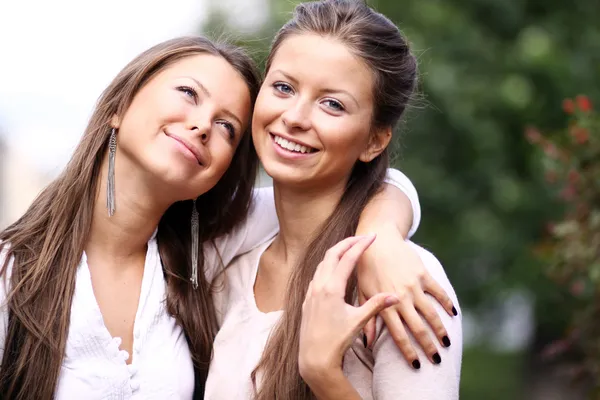 Twee zussen jonge vrouwen Stockfoto