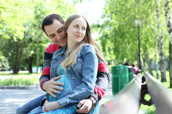 Pareja joven amante en el parque de verano — Foto de Stock