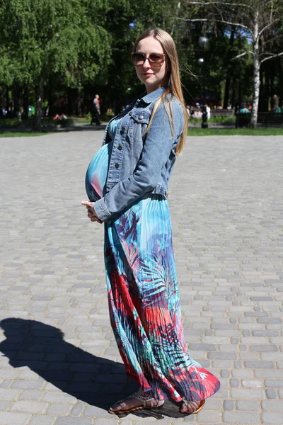 Young pregnant woman in summer park — Stock Photo, Image