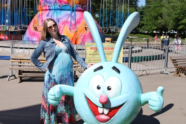 Ung, gravid kvinne i sommerparken – stockfoto