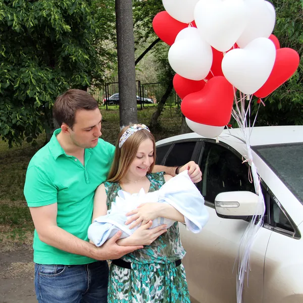 Feliz jovem casal novo pai com bebê menino — Fotografia de Stock