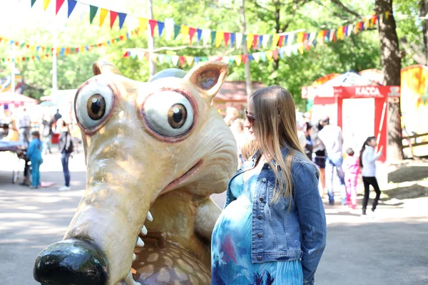 Ung, gravid kvinne i sommerparken – stockfoto