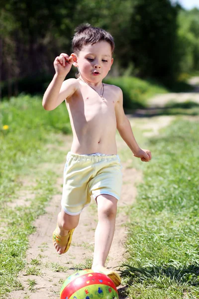 Porträtt av vacker liten pojke — Stockfoto