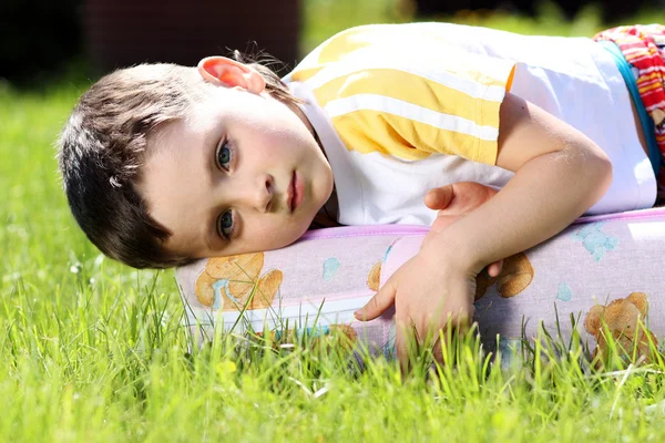 Portrét krásného malého chlapce — Stock fotografie