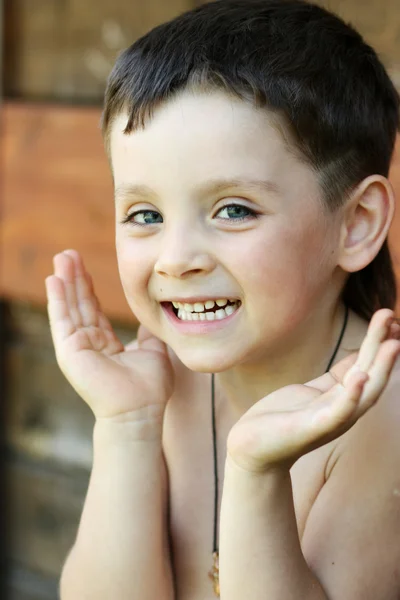 Portrait de beau petit garçon — Photo