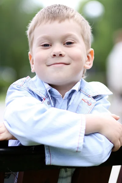 Porträtt av vacker liten pojke — Stockfoto