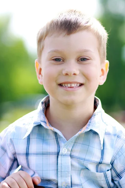 Porträt des schönen kleinen Jungen — Stockfoto