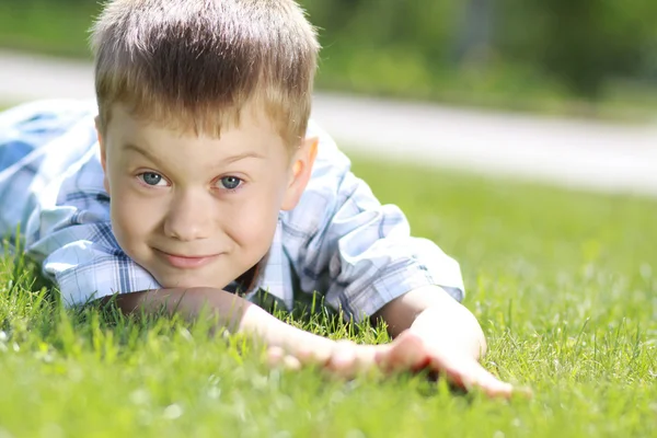 Porträt des schönen kleinen Jungen — Stockfoto