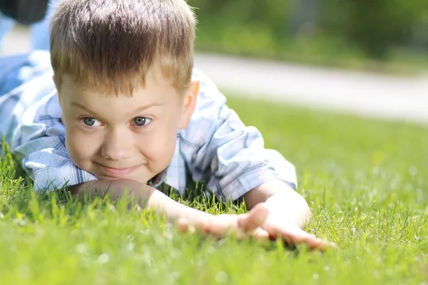 Porträt des schönen kleinen Jungen — Stockfoto