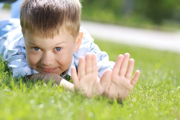 Portrait de beau petit garçon — Photo