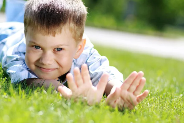 Portrett av en vakker liten gutt – stockfoto