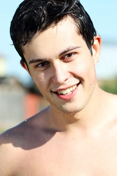 Retrato de um homem bonito no parque de verão — Fotografia de Stock