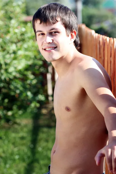 Retrato de un hombre guapo en el parque de verano — Foto de Stock