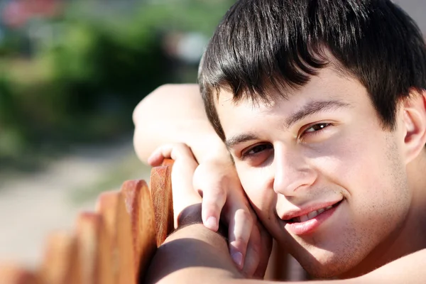 Retrato de un hombre guapo en el parque de verano —  Fotos de Stock