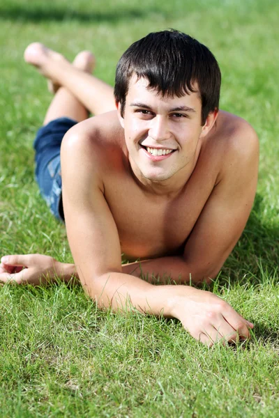 Portret van een knappe man in zomer park — Stockfoto