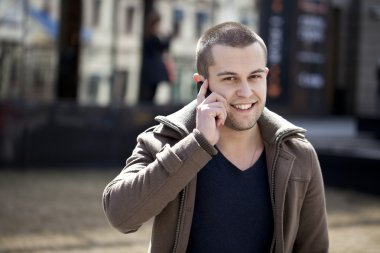 telefon ederken çekici genç bir adam