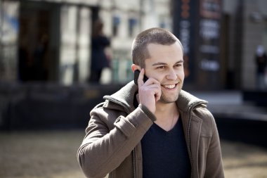 telefon ederken çekici genç bir adam