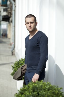 çekici bir genç adam