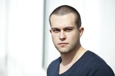 çekici bir genç adam