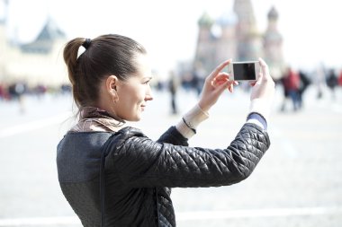 telefonunuzda fotoğraf çekmek genç bir kadın