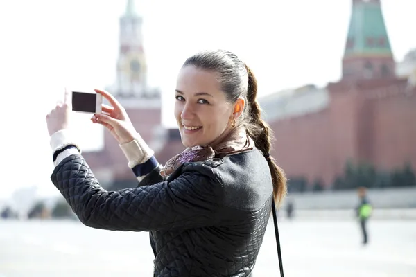 Młoda kobieta robienia zdjęć w telefonie — Zdjęcie stockowe