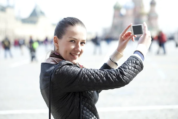 Ung kvinna ta bilder på telefonen — Stockfoto