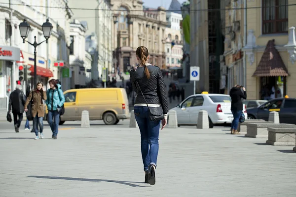 Νεαρή γυναίκα περπατά στο δρόμο — Φωτογραφία Αρχείου