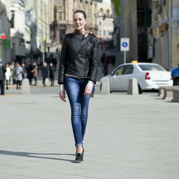 通りを歩いている若い女性 — ストック写真