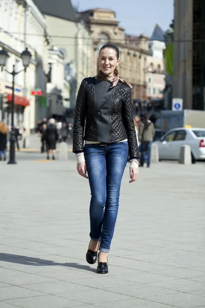 Jonge vrouw die op straat loopt — Stockfoto