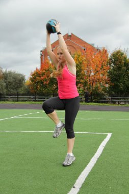 atletik genç bir kadın fitness içinde nişanlı