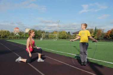 atletik anne ve oğlu fitness içinde nişanlı