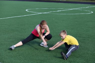 atletik anne ve oğlu fitness içinde nişanlı