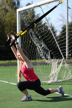 atletik genç bir kadın fitness içinde nişanlı