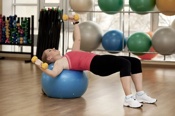 Mujer joven en una sala de deportes — Foto de Stock