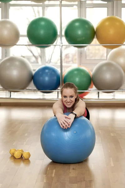 Junge Frau in einer Sporthalle — Stockfoto