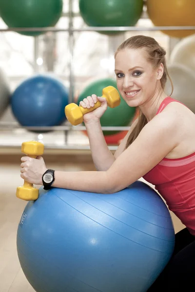 Junge Frau in einer Sporthalle — Stockfoto