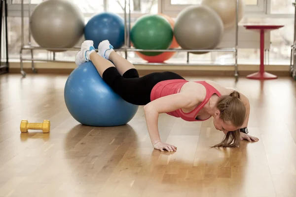 Spor salonundaki genç kadın — Stok fotoğraf